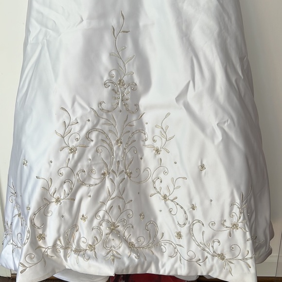 Sweetheart A-line strapless Wedding gown with Train, embroidery, sequins,size 10 - Picture 12 of 17